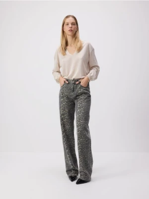 Reserved - Jeansy straight ze zwierzęcym wzorem - wielobarwny