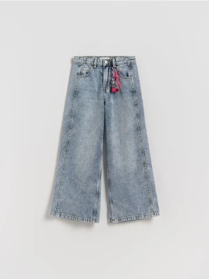 Reserved - Jeansy super wide leg z breloczkiem - granatowy