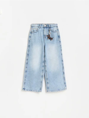 Reserved - Jeansy super wide leg z breloczkiem - niebieski