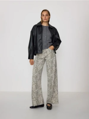 Reserved - Jeansy w zwierzęcy wzór - beżowy