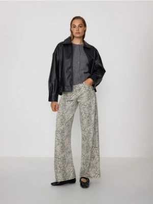 Reserved - Jeansy w zwierzęcy wzór - beżowy