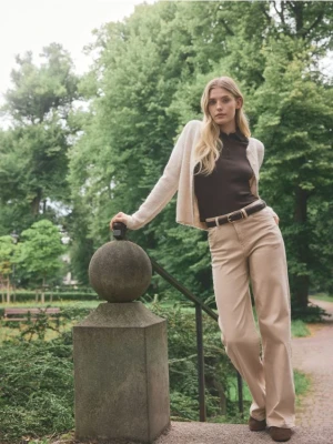 Reserved - Jeansy wide leg - kremowy