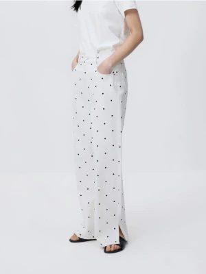Reserved - Jeansy wide leg w groszki - biały