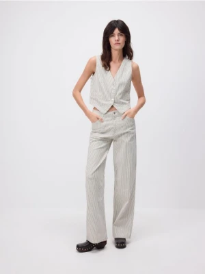 Reserved - Jeansy wide leg w paski - biały