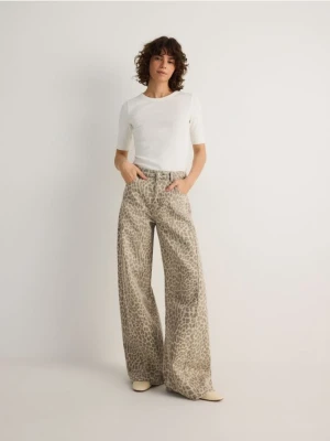 Reserved - Jeansy wide leg w zwierzęcy wzór - beżowy