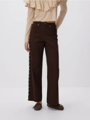 Reserved - Jeansy wide leg z aplikacją - brązowy
