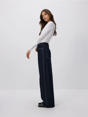 Reserved - Jeansy wide leg z aplikacjami - granatowy
