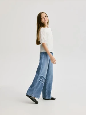 Reserved - Jeansy wide leg z aplikacjami - niebieski