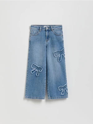 Reserved - Jeansy wide leg z aplikacjami - niebieski