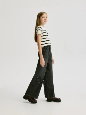 Reserved - Jeansy wide leg z aplikacjami - szary