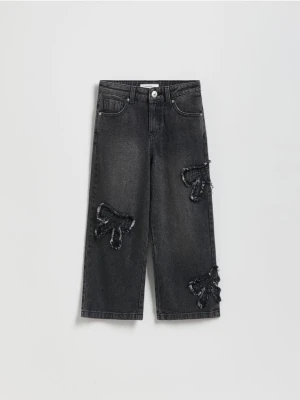 Reserved - Jeansy wide leg z aplikacjami - szary