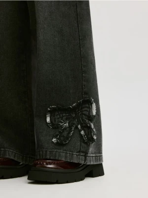 Reserved - Jeansy wide leg z aplikacjami - szary