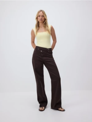 Reserved - Jeansy wide leg z asymetrycznym zapięciem - brązowy