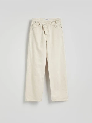 Reserved - Jeansy wide leg z asymetrycznym zapięciem - złamana biel