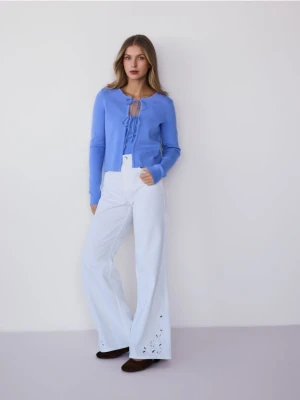 Reserved - Jeansy wide leg z ażurowym wzorem - biały