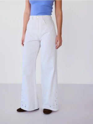 Reserved - Jeansy wide leg z ażurowym wzorem - biały
