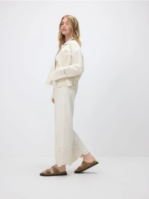 Reserved - Jeansy wide leg z ażurowym wzorem - kremowy