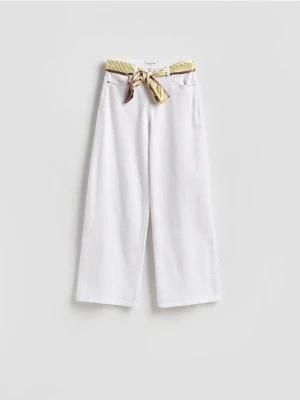 Reserved - Jeansy wide leg z chustą - biały