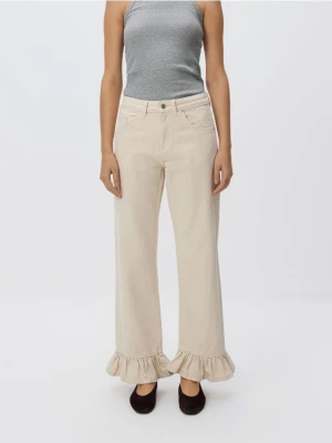 Reserved - Jeansy wide leg z falbankami - kremowy