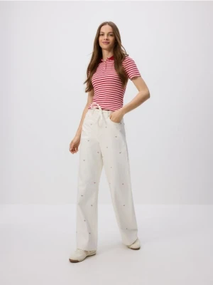 Reserved - Jeansy wide leg z haftem - biały