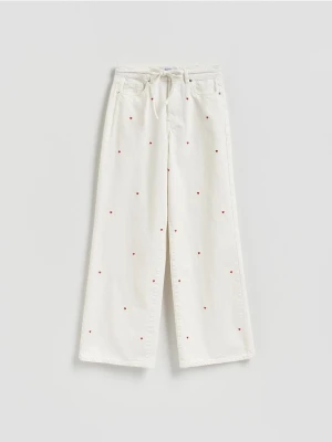 Reserved - Jeansy wide leg z haftem - biały