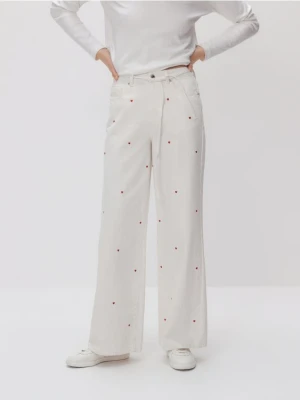 Reserved - Jeansy wide leg z haftem - biały