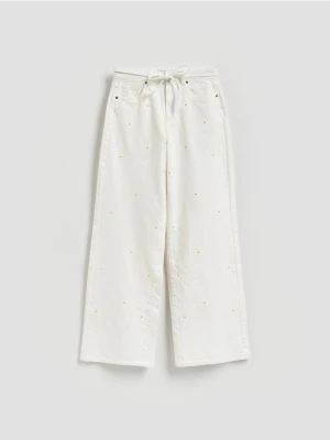 Reserved - Jeansy wide leg z haftem - biały