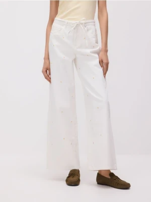 Reserved - Jeansy wide leg z haftem - biały