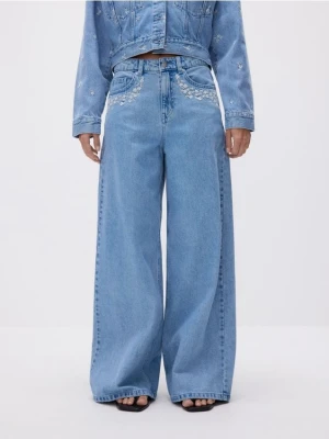 Reserved - Jeansy wide leg z haftem - niebieski