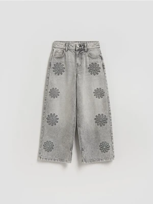 Reserved - Jeansy wide leg z haftem - szary