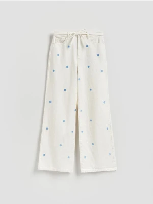 Reserved - Jeansy wide leg z haftem - złamana biel