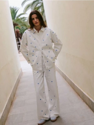 Reserved - Jeansy wide leg z haftem - złamana biel