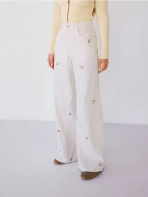 Reserved - Jeansy wide leg z haftem - złamana biel