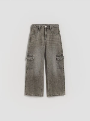 Reserved - Jeansy wide leg z kieszeniami cargo - jasnoszary