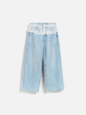 Reserved - Jeansy wide leg z koronkowym detalem - niebieski