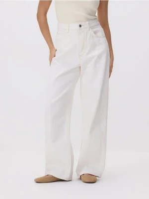 Reserved - Jeansy wide leg z krótszą nogawką - biały