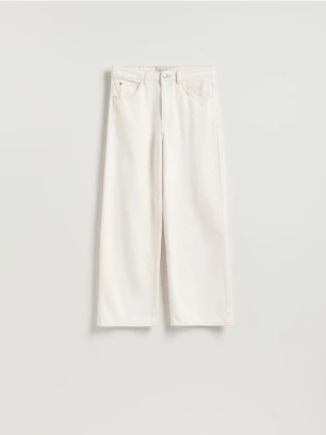 Reserved - Jeansy wide leg z krótszą nogawką - biały