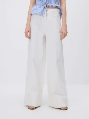 Reserved - Jeansy wide leg z ozdobną wstawką - biały