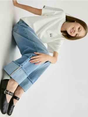 Reserved - Jeansy wide leg z podwiniętą nogawką - niebieski