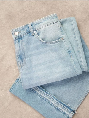 Reserved - Jeansy wide leg z podwiniętą nogawką - niebieski