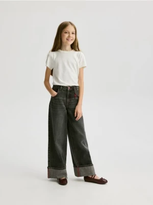 Reserved - Jeansy wide leg z podwiniętą nogawką - szary