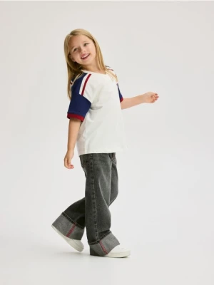 Reserved - Jeansy wide leg z podwiniętą nogawką - szary