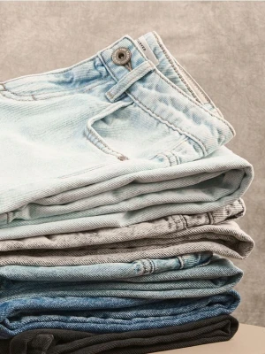 Reserved - Jeansy wide leg z przetarciem - niebieski