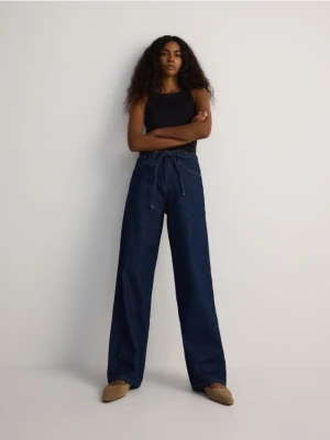 Reserved - Jeansy wide leg z wiązaniem - granatowy