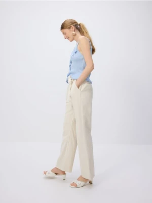 Reserved - Jeansy wide leg z wiązaniem - złamana biel