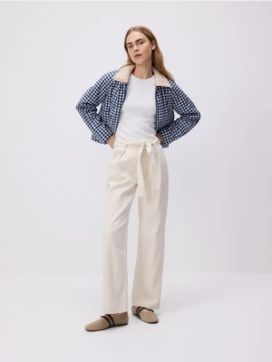 Reserved - Jeansy wide leg z wiązaniem - złamana biel