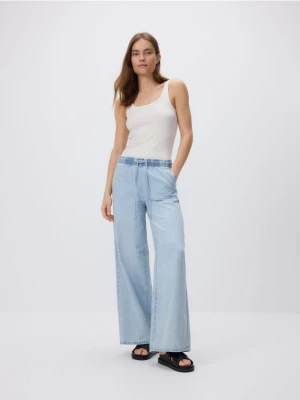Reserved - Jeansy wide leg ze sznurkiem - niebieski