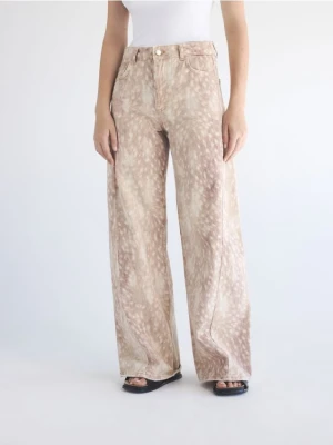 Reserved - Jeansy wide leg ze zwierzęcym wzorem - beżowy