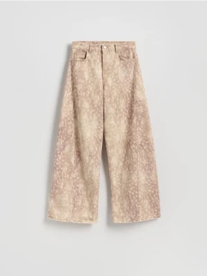 Reserved - Jeansy wide leg ze zwierzęcym wzorem - beżowy