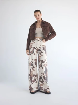 Reserved - Jeansy wide leg ze zwierzęcym wzorem - wielobarwny